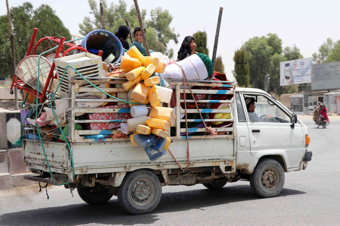 当地时间2021年7月12日，阿富汗坎大哈，阿富汗政府军与塔利班持续激战，民众逃离家园。/IC photo