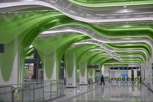 2021年6月，成都已开通13条轨道交通线路，累计客运量突破70亿乘次。新华社记者 刘梦琪 摄
