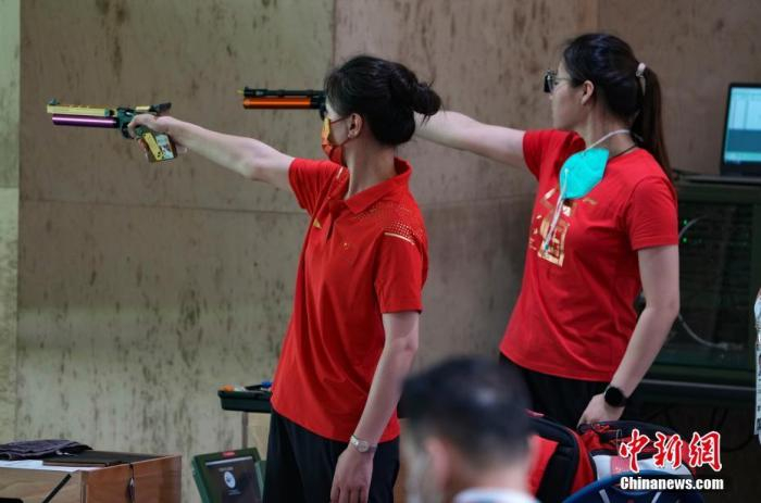 7月21日，日本东京奥运会射击馆，中国射击队运动员在进行赛前训练。 中新社记者 杜洋 摄