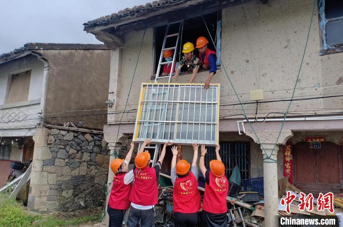 浙江台州温岭箬横镇爱心联盟志愿服务队开展“暖居行动”。　江文辉 摄