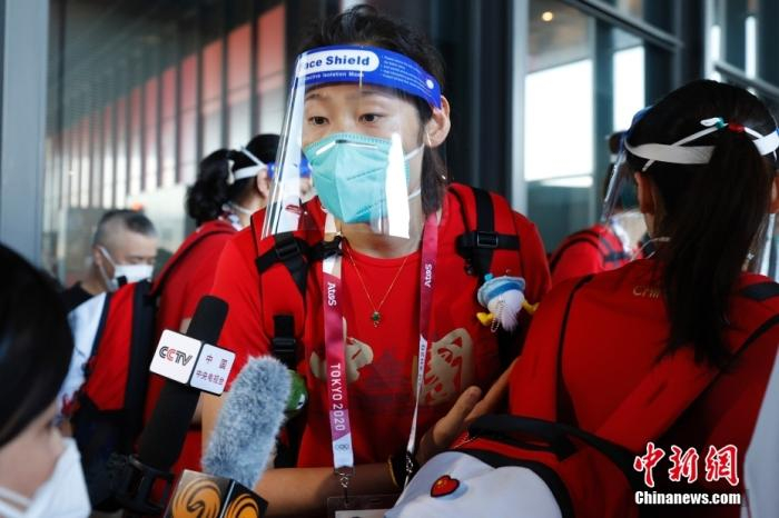 7月19日，参加东京奥运会的中国女排队员抵达东京成田机场。图为朱婷接受媒体采访。 中新社记者 韩海丹 摄