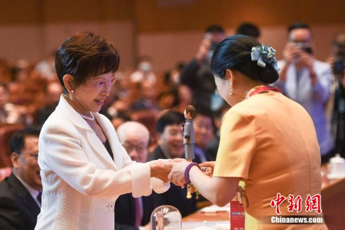 大陆非遗传承人吴小莉向洪秀柱赠送礼物。王刚 摄