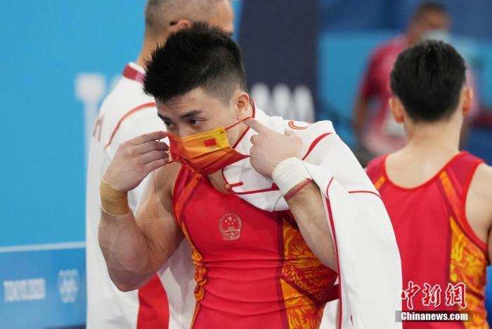 当地时间7月21日，各国运动员在位于东京的有明体操体育馆进行适应场地训练。图为中国选手结束训练后戴上口罩。 中新社记者 韩海丹 摄