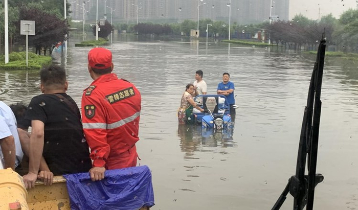 只有铲车能肆无忌惮地冲过水面。摄影：高佳