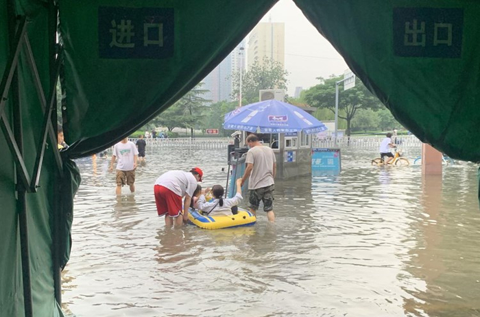 民众自发赶往新乡市妇幼保健院救援。摄影：高佳