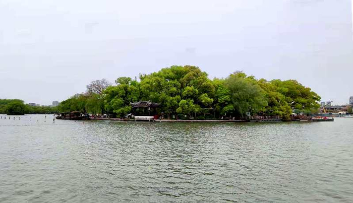远眺嘉兴南湖湖心岛，红船就在其岸边停靠（央广网记者李志勇摄）