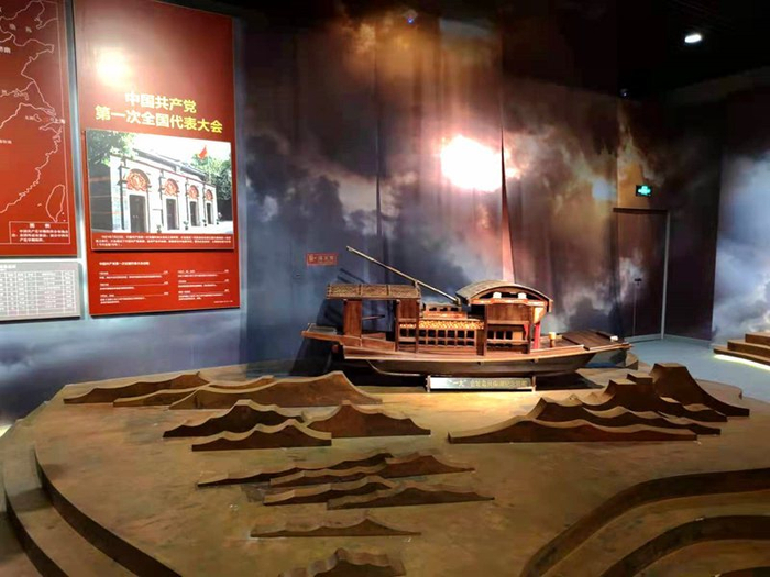 位于首都博物馆内的中共一大会址红船模型（央广网记者李志勇摄）