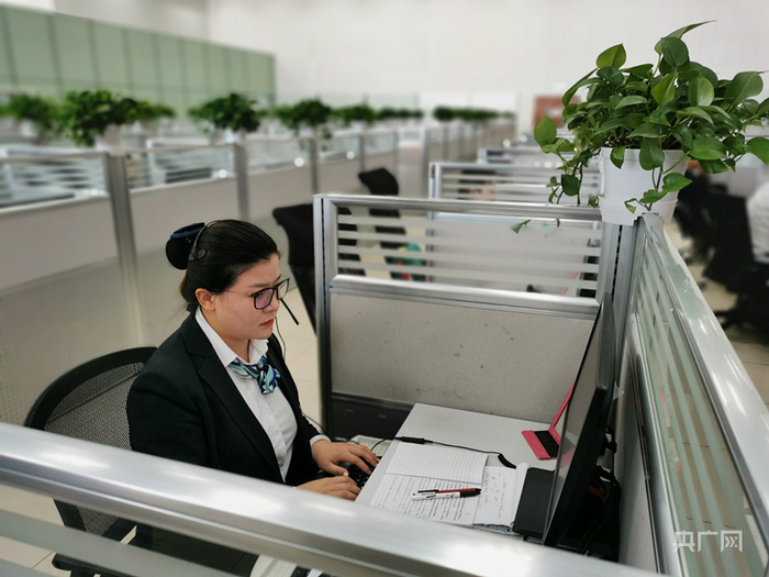 话务员在记录咨询内容（总台央广记者 佟亚涛 摄）