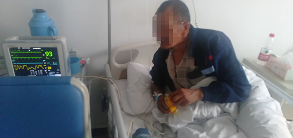 因食用蘑菇中毒，钟女士的公公目前在住院治疗，仍未脱离危险期。