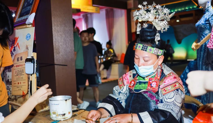 造物节现场，宁曼丽正在完成蜡染创作（图片由受访者提供）