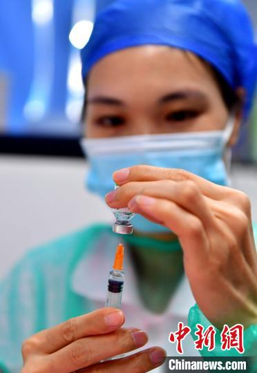 图为7月24日，福州市仓山区金山街道社区卫生服务中心，医护人员在准备新冠肺炎疫苗。　张斌 摄