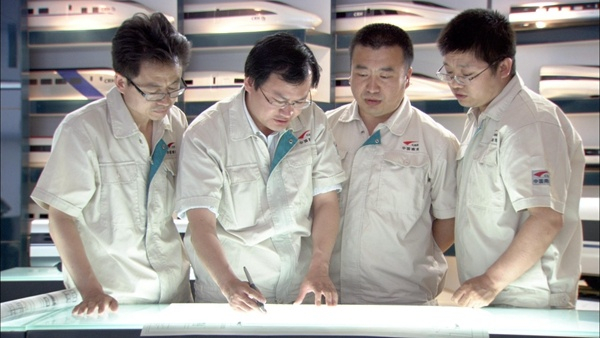 丁叁叁（左二）与设计团队研究高速动车组设计优化