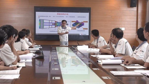 丁叁叁与研发团队讨论业内碰撞速度最高的车辆级碰撞实验