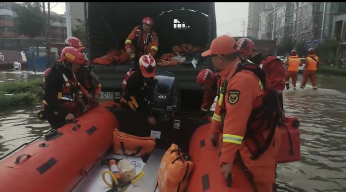 　　23日下午，北京市消防救援总队特勤支队携带14舟艇、8车、88人，利用消防越野车跨越城市内涝区域前往卫辉市开展救援。受访者供图