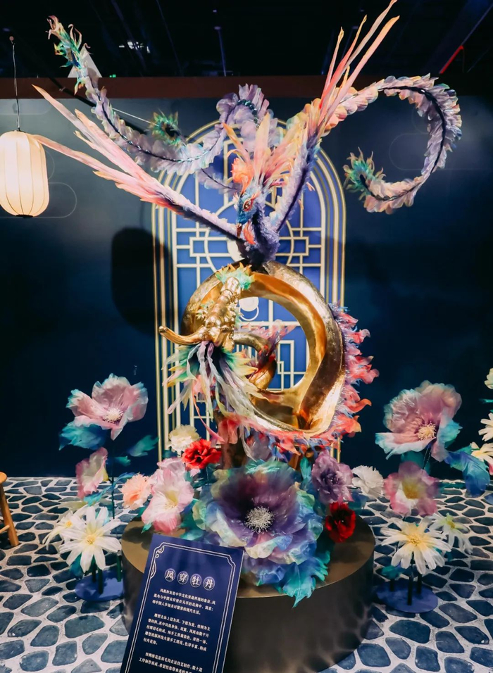 主题雕塑作品《凤穿牡丹》（图片由受访者提供）