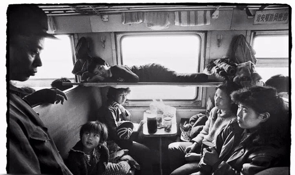 “人满为患”的“绿皮车”车厢