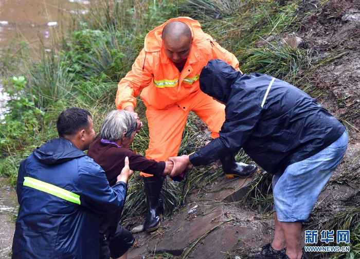 这是在卫辉市黄庄村，救援人员帮助群众转移。