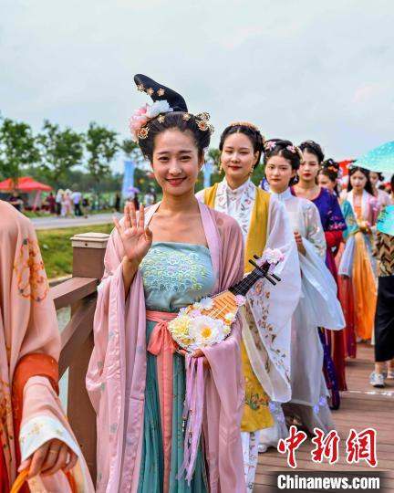 游客身穿传统服饰在肥西丰乐荷花基地游玩。　肥西县委宣传部供图