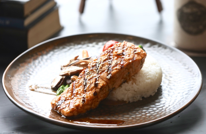 份量足够的三文鱼饭套餐 张笑嫣/摄