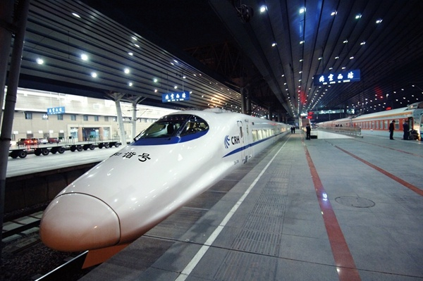 首列国产化动车组在拉通试验中停靠北京西站