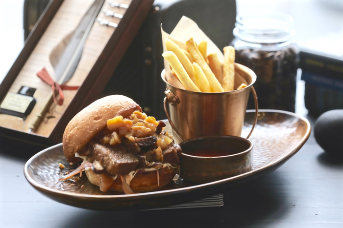 份量很足的汉堡套餐 张笑嫣/摄