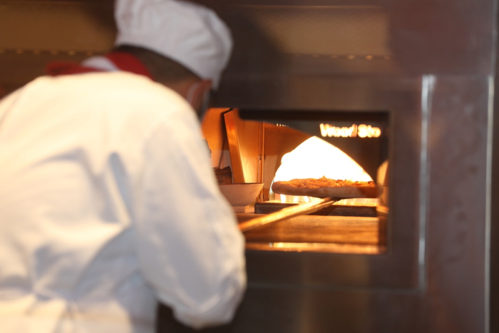 大厨正在紧张的烘焙披萨 张笑嫣/摄