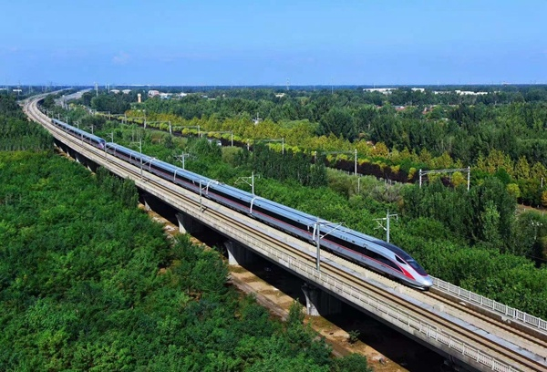 “复兴号”奔驰在祖国广袤的大地上