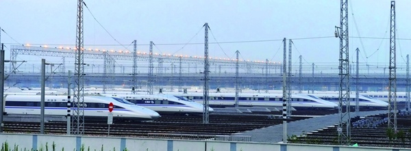 CRH380A高速动车组创造了时速486.1公里的世界高铁运营试验最高速度