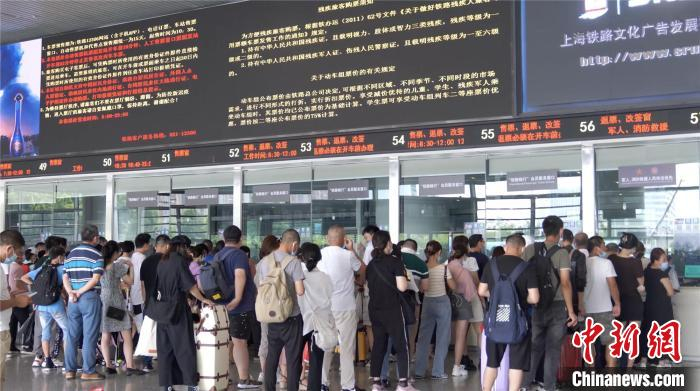 杭州东站退票窗口外旅客正在排队。　汤鑫严 摄