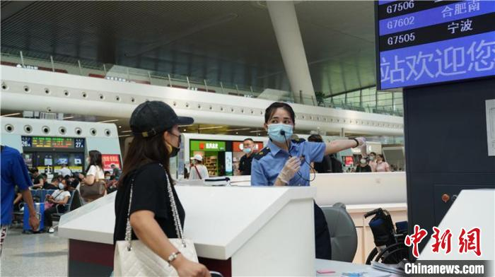 杭州东站工作人员为旅客提供服务。　汤鑫严 摄