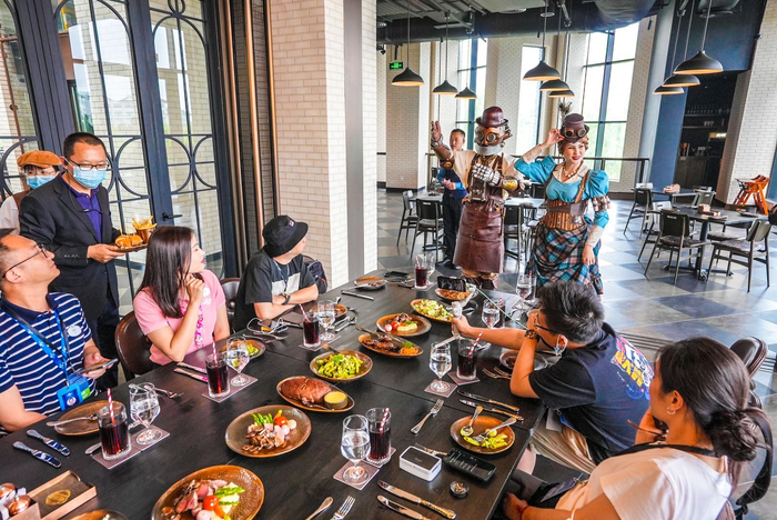 游客在酷巧享受美食