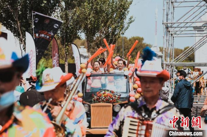 人们身着盛装欢度节日 赵彤彤 摄