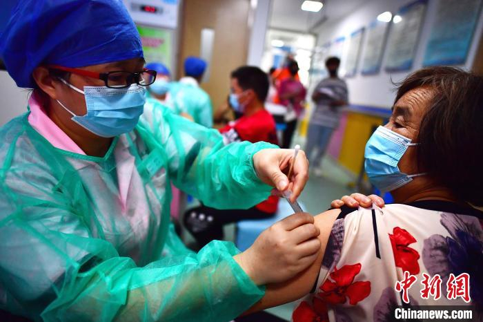图为7月24日，福州市仓山区金山街道社区卫生服务中心，医护人员为市民接种新冠肺炎疫苗。　张斌 摄