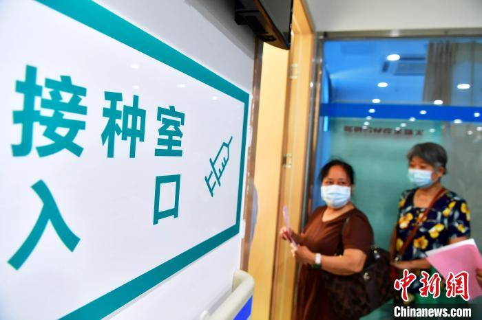 图为7月24日，市民在福州市仓山区金山街道社区卫生服务中心接种室外等候接种新冠肺炎疫苗。　张斌 摄