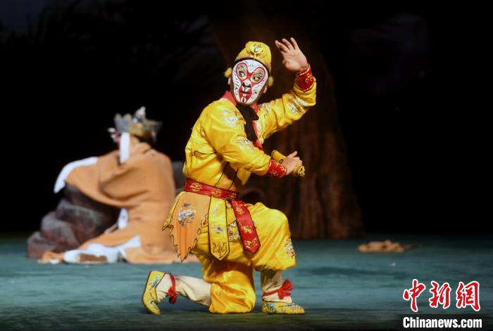 福建京剧院优秀青年演员孙凤坤饰演六耳猕猴。　记者刘可耕 摄