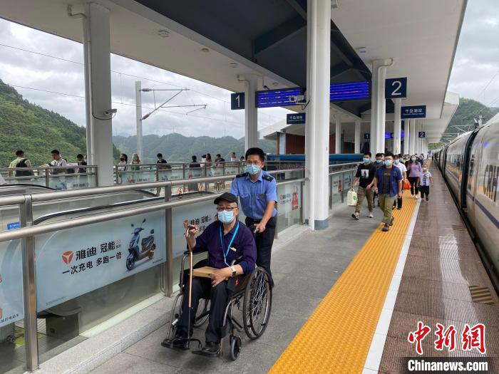 杭黄高铁千岛湖站工作人员协助行动不便者出站。　汤鑫严 摄