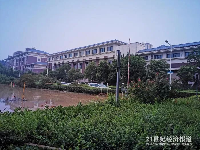 厂区内外仍有积水，工厂已经处于停工状态，本报记者毕华章拍摄