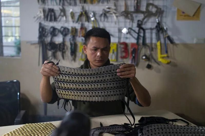 温陈华正在创作（图片由受访者提供）