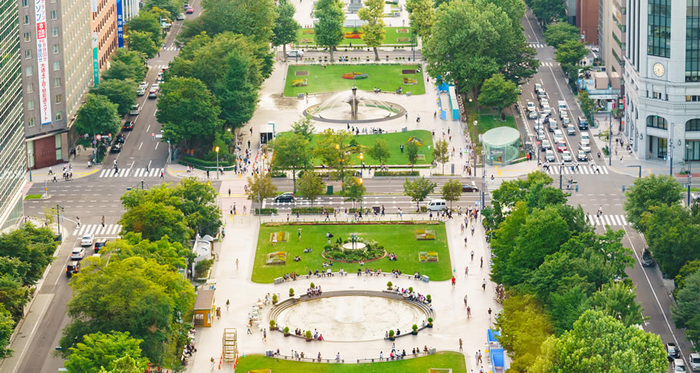 遍布美丽的花坛、草坪和树木。维基百科图