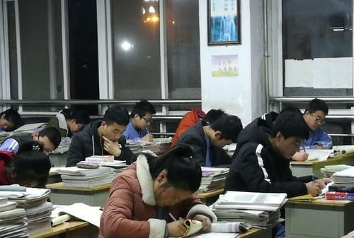 取消高中晚自习的建议引发争议,教育部做出回应,学生喜笑颜开|高中生|家长|睡眠|学校|高考_新浪新闻