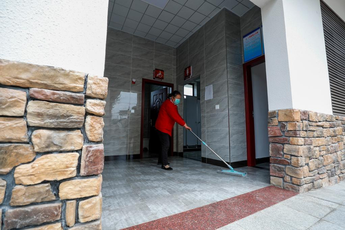  2020年4月8日，重庆市沙坪坝区中梁镇龙泉村村民吴桂慧在打扫村里的公厕。 新华社发（黄伟 摄）