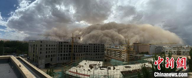 7月25日下午，甘肃敦煌出现沙尘暴。　孙志军 摄