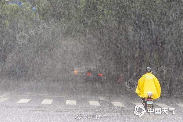 “烟花”登陆舟山，风雨交加。来源：中国天气网