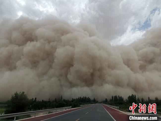 7月25日下午，甘肃敦煌出现沙尘暴。　王晓东 摄