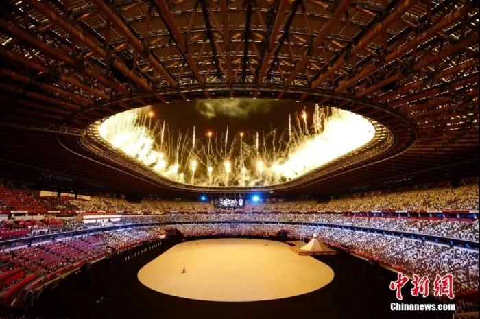 当地时间7月23日，第32届夏季奥林匹克运动会开幕式在日本东京新国立竞技场举行。图为开幕式上燃放的焰火。中新社记者 富田 摄
