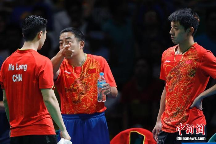 资料图：2016里约奥运男子乒乓球团体赛决赛举行，马龙首战日本队员丹羽孝希。图为刘国梁现场面授机宜。中新网记者 盛佳鹏 摄