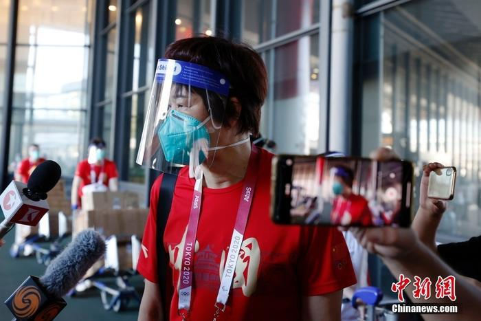 　　7月19日，参加东京奥运会的中国女排队员抵达东京成田机场。图为主教练郎平接受媒体采访。中新社记者 韩海丹 摄