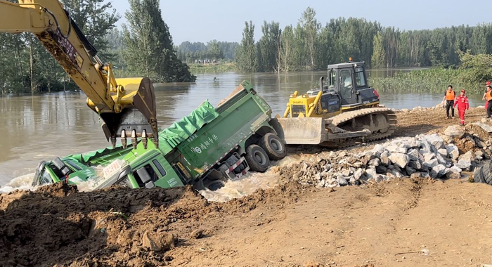  7月25日，推入决堤口的第3辆卡车。新京报记者 王瑞文 摄