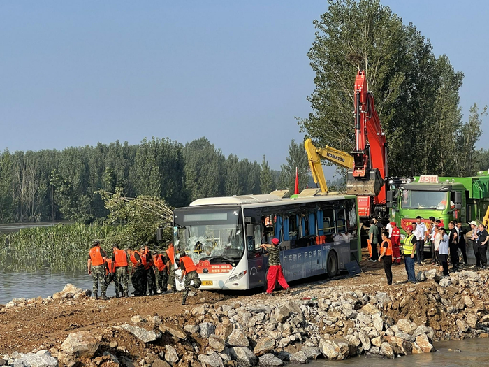  7月25日上午7时许，在10分钟内，推入了2辆重型卡车，1辆公交车。新京报记者 王瑞文 摄