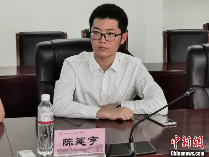 陈建宇在新闻发布会现场。　王鹏 摄